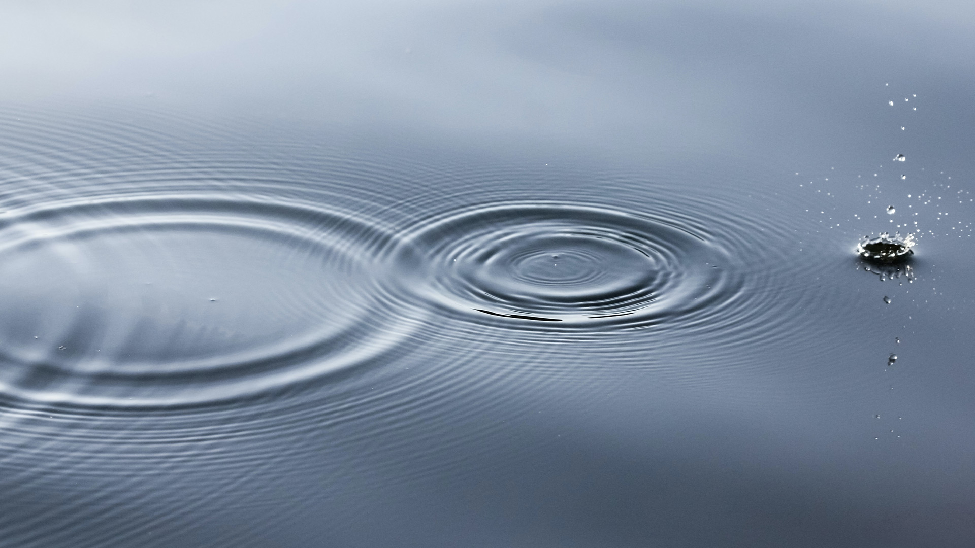 A ripple in a body of water (Linus Nylund - Unsplash.com)